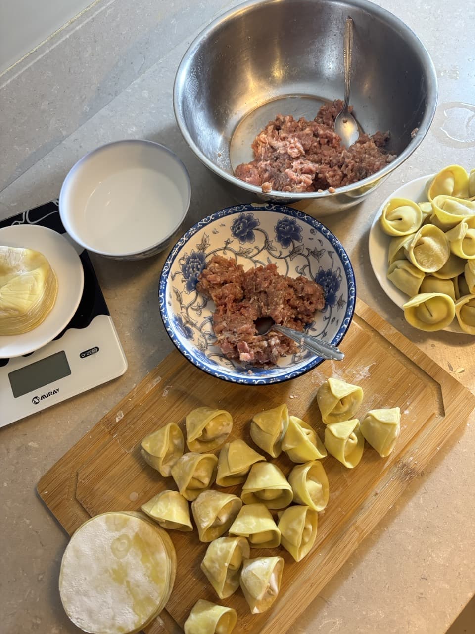 Proceso: cerdo molido y wontons recién armados a mano